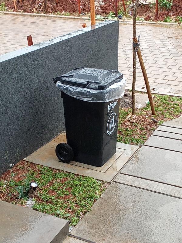 TEMPAT SAMPAH BESAR PLASTIK HITAM 100 LITER KIRAPAC KLX 9100: Solusi Tempat Sampah Profesional, Kuat & Tahan Lama untuk Berbagai Kebutuhan